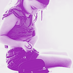 Mädchen mit Diabetes spritzt sich Insulin